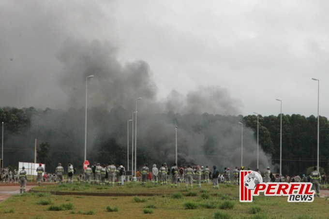 Manifestantes radicalizam e incendeiam veículos em rodovia