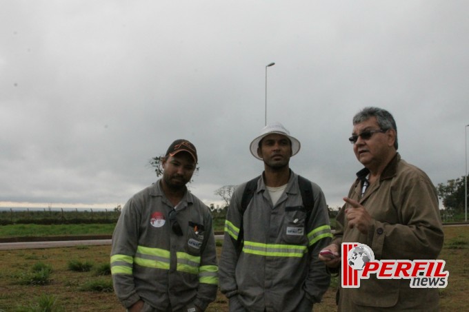 Manifestantes radicalizam e incendeiam veículos em rodovia