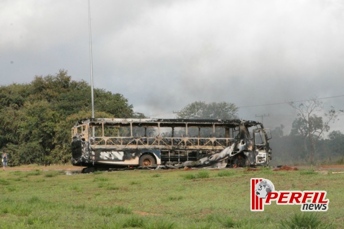 Manifestantes radicalizam e incendeiam veículos em rodovia