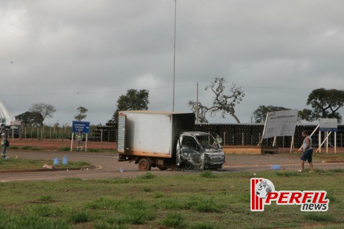 Manifestantes radicalizam e incendeiam veículos em rodovia