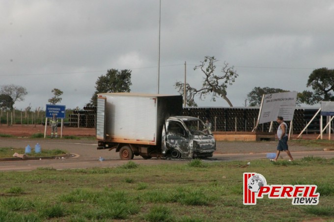 Manifestantes radicalizam e incendeiam veículos em rodovia