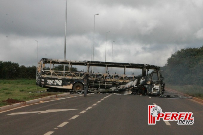 Manifestantes radicalizam e incendeiam veículos em rodovia