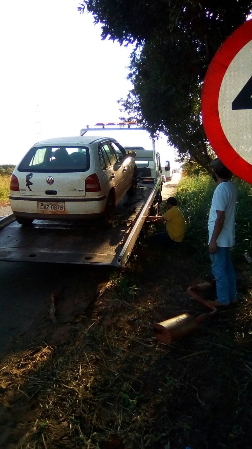 Carreta a serviço da Fibria solta peça e causa acidente na BR 262