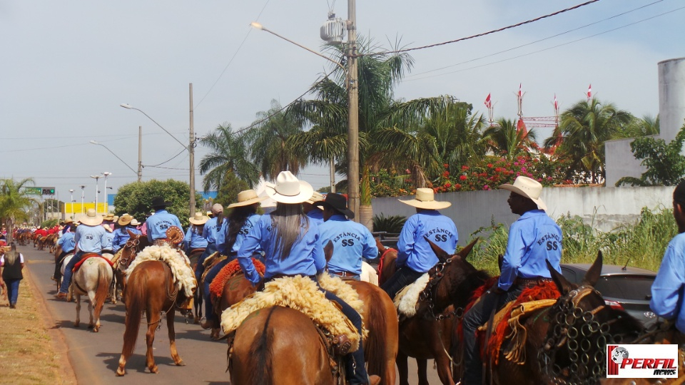 Cavalgada da Associação Cultural Sertaneja atrai 22 comitivas para Três Lagoas