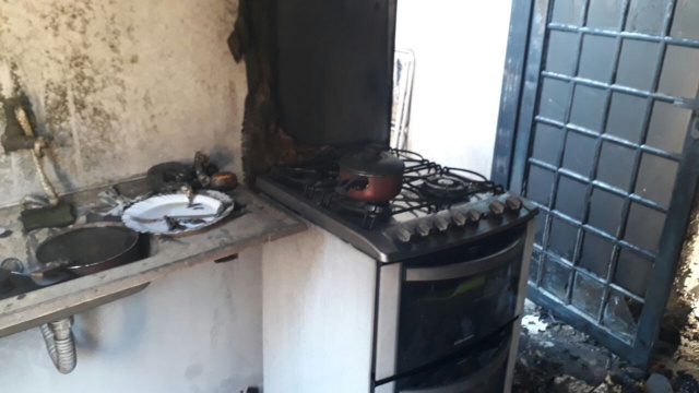 Ao tentar matar formigas, morador de Três Lagoas põe fogo na própria casa