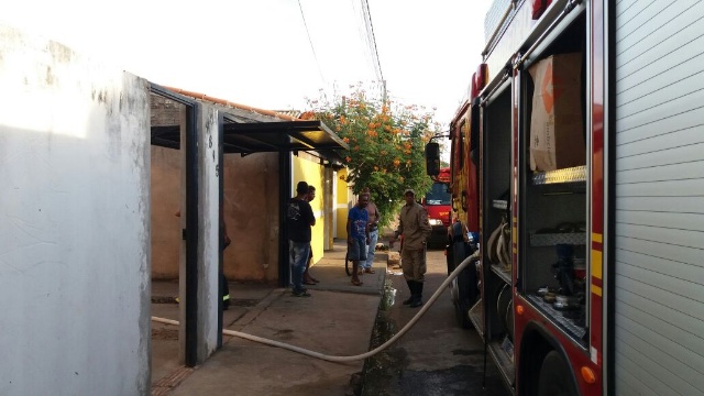 Ao tentar matar formigas, morador de Três Lagoas põe fogo na própria casa