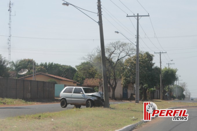Condutor de Uno perde controle da direção e abraça poste da Elektro