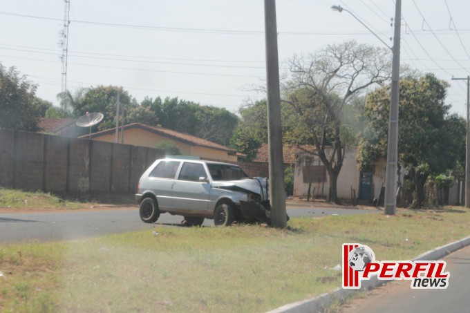 Condutor de Uno perde controle da direção e abraça poste da Elektro