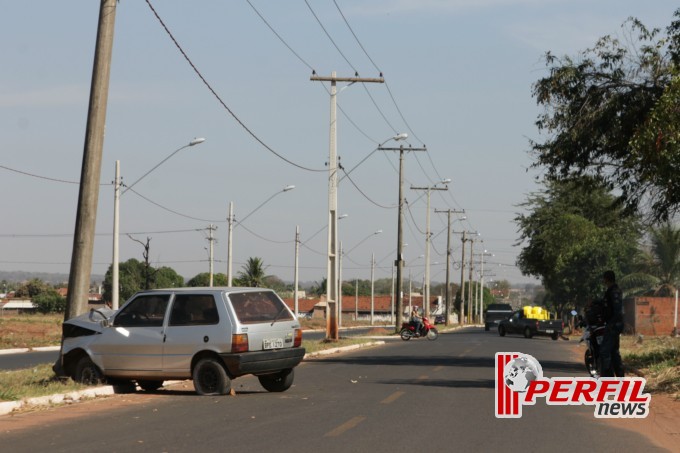 Condutor de Uno perde controle da direção e abraça poste da Elektro