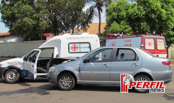 Ambulância da prefeitura de Três Lagoas invade preferencial e provoca acidente