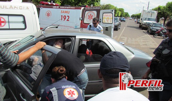 Ambulância da prefeitura de Três Lagoas invade preferencial e provoca acidente