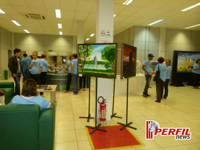 Exposição em placa de celulose retrata progresso industrial de Três Lagoas