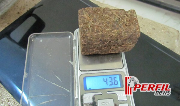 PM encontra arma e drogas em boca de fumo e prende dois