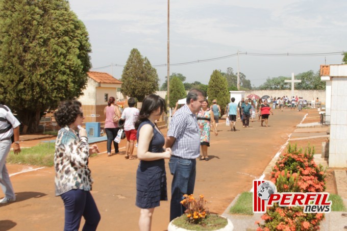 Cemitério de Três Lagoas recebe milhares de visitantes