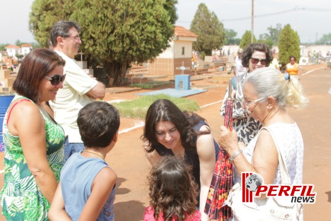 Cemitério de Três Lagoas recebe milhares de visitantes