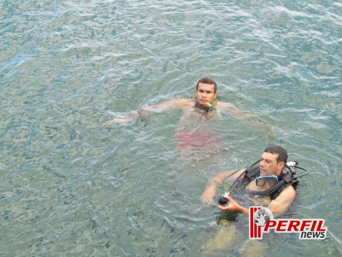 Em Três Lagoas Corpo de Bombeiros retira carro submerso no Rio Paraná