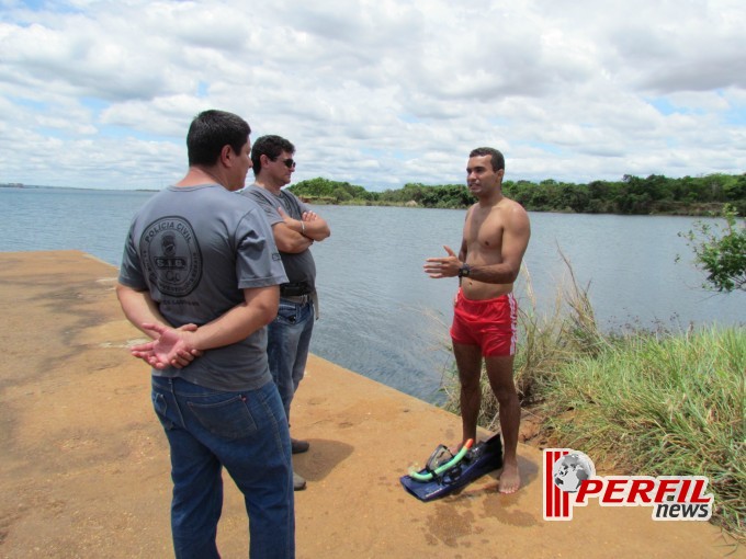 Em Três Lagoas Corpo de Bombeiros retira carro submerso no Rio Paraná