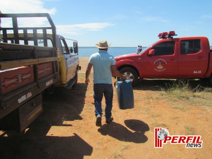 Em Três Lagoas Corpo de Bombeiros retira carro submerso no Rio Paraná
