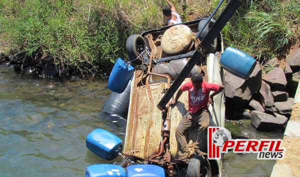 Em Três Lagoas Corpo de Bombeiros retira carro submerso no Rio Paraná