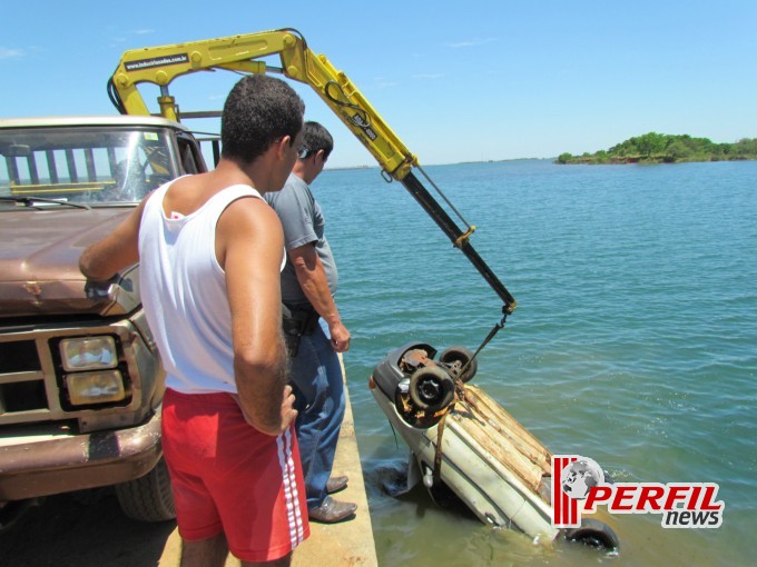 Em Três Lagoas Corpo de Bombeiros retira carro submerso no Rio Paraná