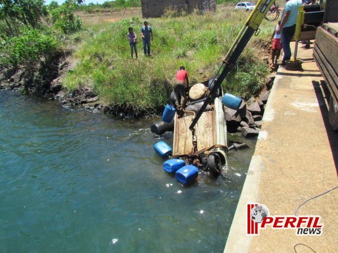Em Três Lagoas Corpo de Bombeiros retira carro submerso no Rio Paraná