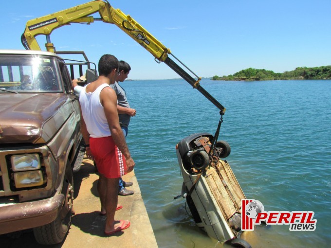 Em Três Lagoas Corpo de Bombeiros retira carro submerso no Rio Paraná