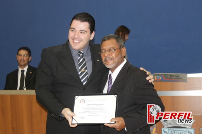 Vereador Tonhão presta homenagens na Câmara Municipal