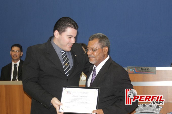 Vereador Tonhão presta homenagens na Câmara Municipal