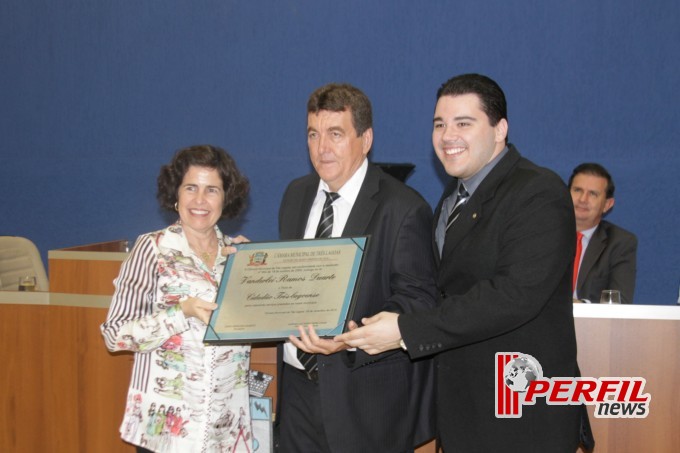 Vereador Tonhão presta homenagens na Câmara Municipal