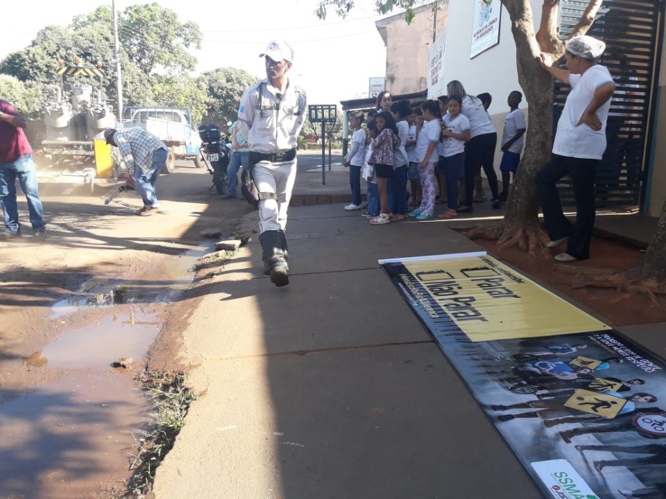 Campanha “Maio Amarelo” reúne crianças em pintura de faixa de pedestres na Vila Piloto