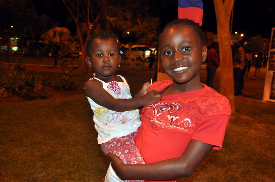 Três-lagoenses prestigiam festividade em alusão ao Dia da Bandeira Haitiana Três-lagoenses prestigiam festividade em alusão ao Dia da Bandeira Haitiana