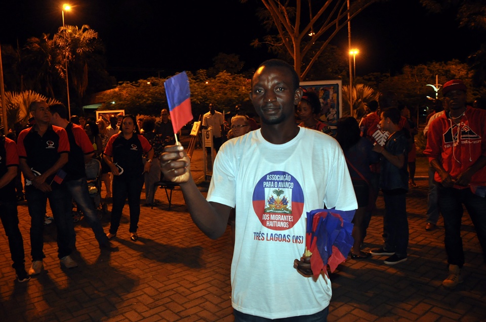 Três-lagoenses prestigiam festividade em alusão ao Dia da Bandeira Haitiana Três-lagoenses prestigiam festividade em alusão ao Dia da Bandeira Haitiana