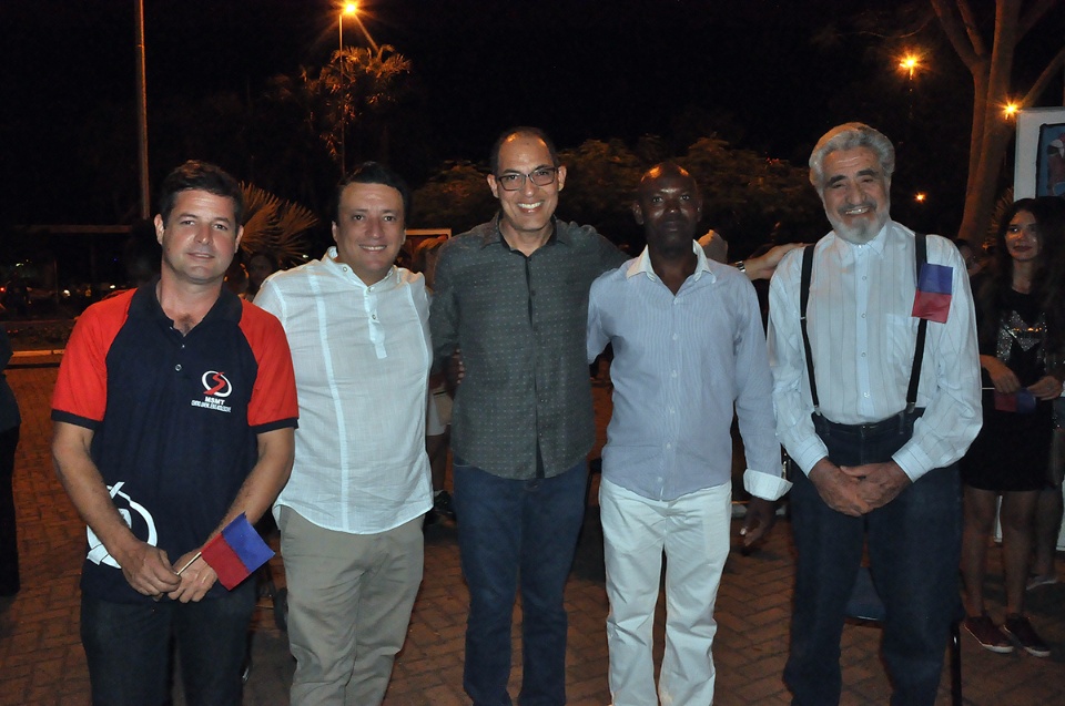 Três-lagoenses prestigiam festividade em alusão ao Dia da Bandeira Haitiana Três-lagoenses prestigiam festividade em alusão ao Dia da Bandeira Haitiana