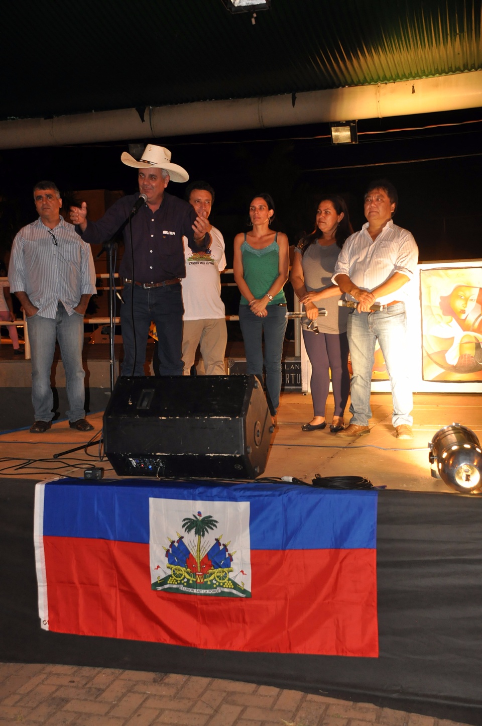 Três-lagoenses prestigiam festividade em alusão ao Dia da Bandeira Haitiana Três-lagoenses prestigiam festividade em alusão ao Dia da Bandeira Haitiana