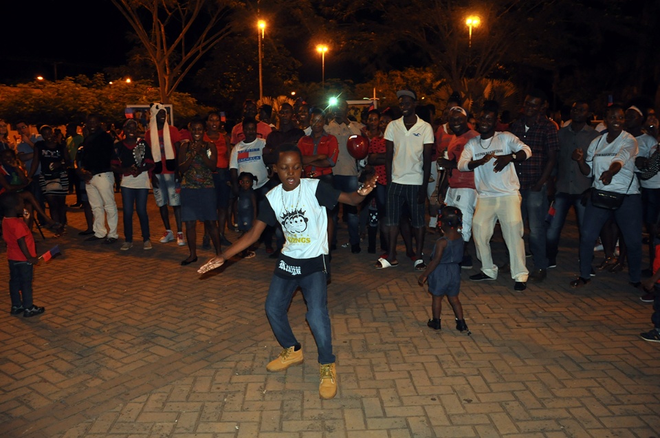 Três-lagoenses prestigiam festividade em alusão ao Dia da Bandeira Haitiana Três-lagoenses prestigiam festividade em alusão ao Dia da Bandeira Haitiana
