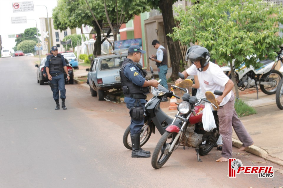 Policia Militar realiza blitz de orientação e aplicações de sansões