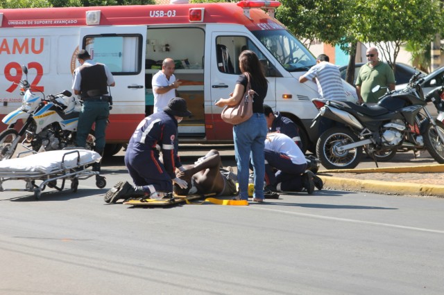 Motociclista fica ferido em colisão contra caminhonete