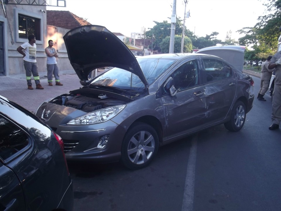 Idoso capota carro alugado que tem princípio de incêndio e vai para o hospital