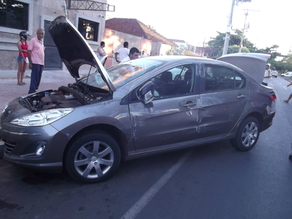 Idoso capota carro alugado que tem princípio de incêndio e vai para o hospital