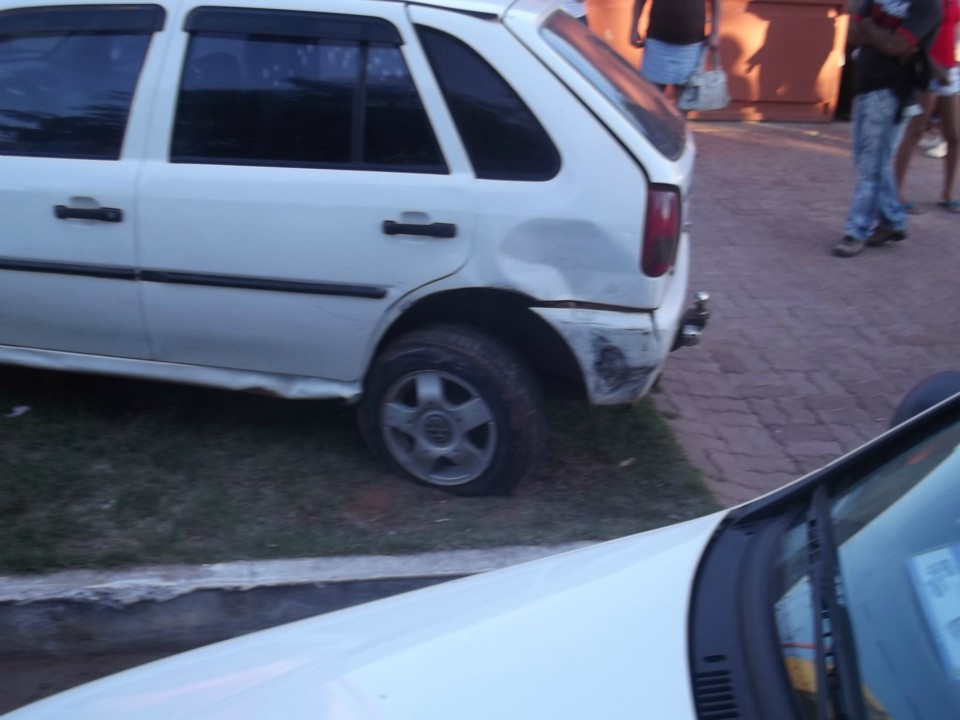 Idoso capota carro alugado que tem princípio de incêndio e vai para o hospital