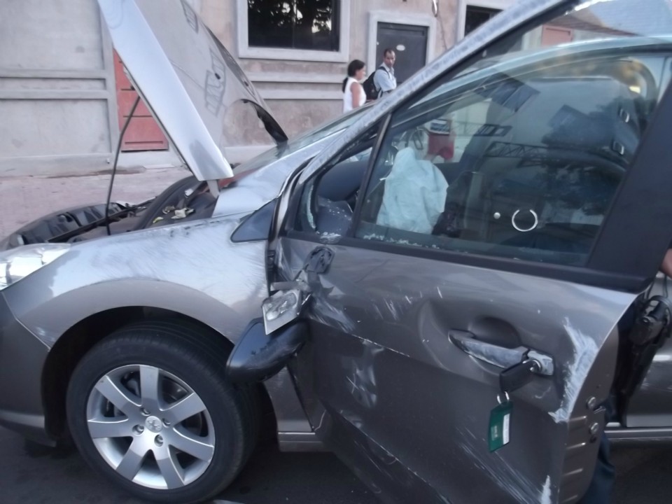 Idoso capota carro alugado que tem princípio de incêndio e vai para o hospital