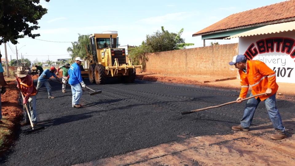 Trecho de Rua do Bairro Vila Alegre recebe pavimentação asfáltica pela Prefeitura Trecho de Rua do Bairro Vila Alegre recebe pavimentação asfáltica pela Prefeitura