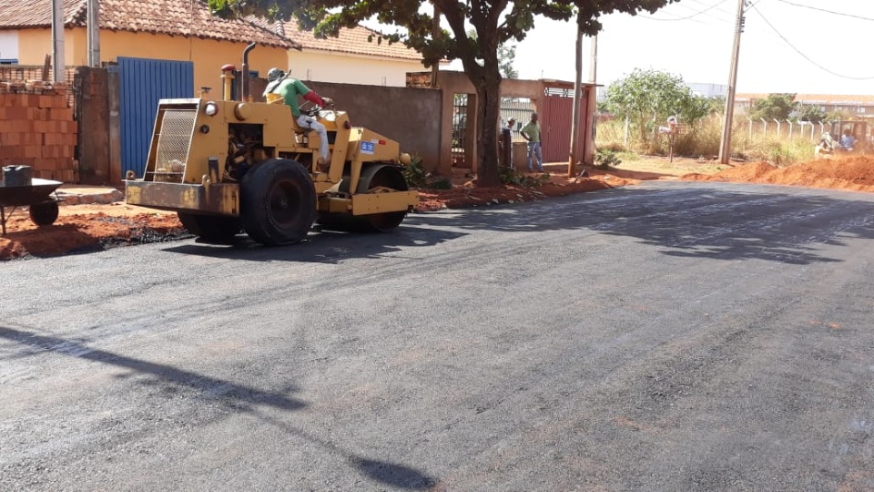 Trecho de Rua do Bairro Vila Alegre recebe pavimentação asfáltica pela Prefeitura Trecho de Rua do Bairro Vila Alegre recebe pavimentação asfáltica pela Prefeitura