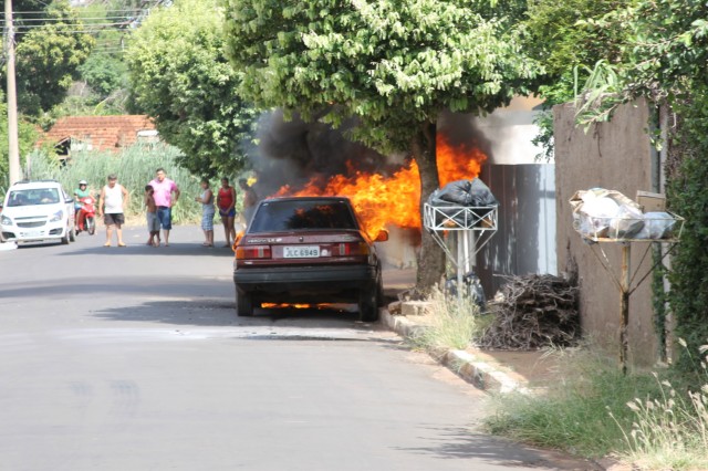 Verona 92 é destruído por fogo em viela de Três Lagoas Verona 92 é destruído por fogo em viela de Três Lagoas