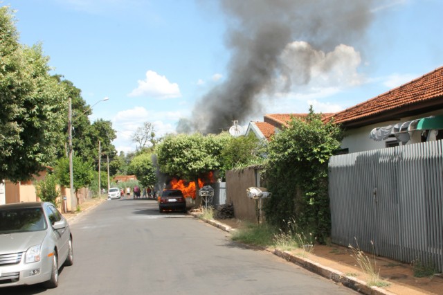 Verona 92 é destruído por fogo em viela de Três Lagoas Verona 92 é destruído por fogo em viela de Três Lagoas