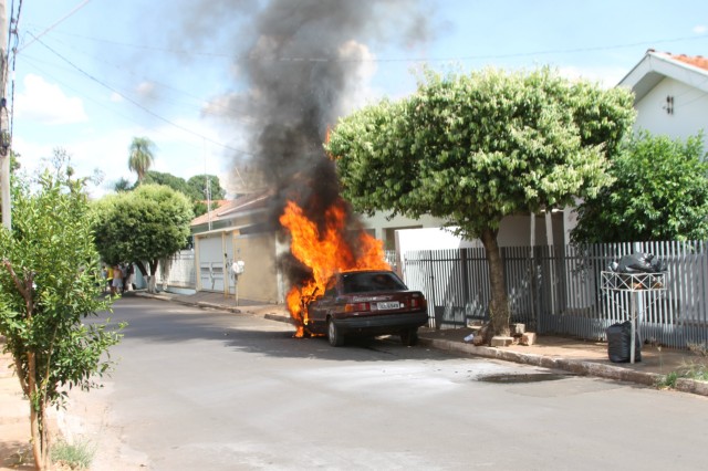 Verona 92 é destruído por fogo em viela de Três Lagoas Verona 92 é destruído por fogo em viela de Três Lagoas