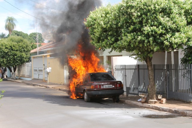 Verona 92 é destruído por fogo em viela de Três Lagoas Verona 92 é destruído por fogo em viela de Três Lagoas