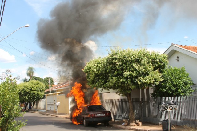 Verona 92 é destruído por fogo em viela de Três Lagoas Verona 92 é destruído por fogo em viela de Três Lagoas