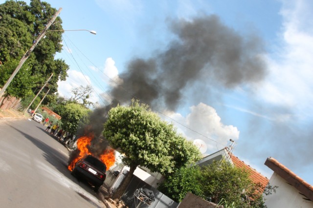Verona 92 é destruído por fogo em viela de Três Lagoas Verona 92 é destruído por fogo em viela de Três Lagoas
