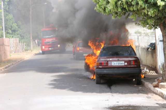 Verona 92 é destruído por fogo em viela de Três Lagoas Verona 92 é destruído por fogo em viela de Três Lagoas